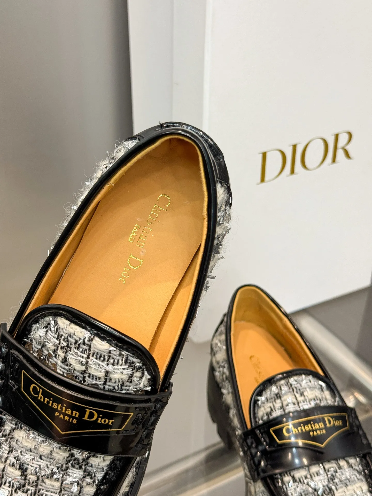 👟👟Ex-factory price 600👟👟 Dior 2024 new autumn and winter D-Boy letter logo color-blocked thick-soled women's shoes. Star's same style slip-on belt buckle round-toe retro low-heeled loafers. Material: imported open-edge beaded cowhide stitching eco-friendly rattan plaid tweed + water-dyed sheepskin lining + original molded IP outsole. Bottom thickness: 3.5CM Size: 35-42 (41.42 customized, non-refundable and non-exchangeable)